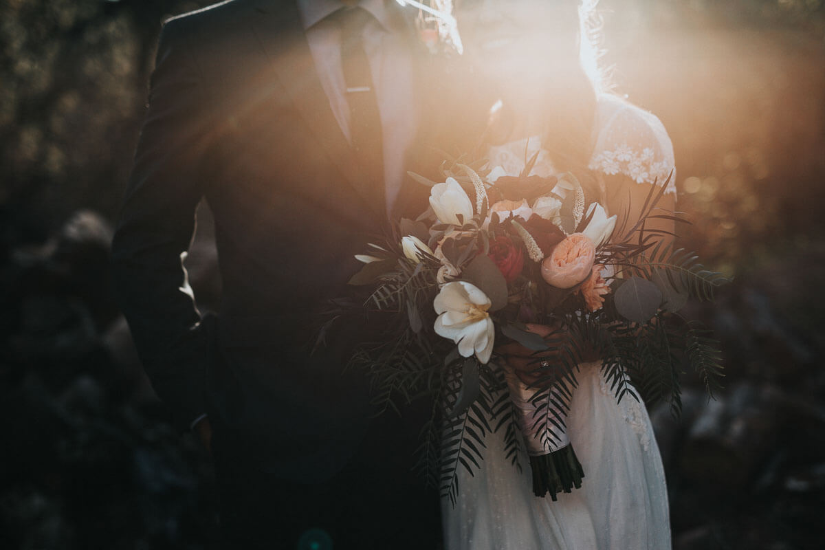 En mand og en kvinde med blomster krammer
