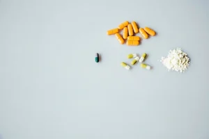 forskellige piller liggende på bordet