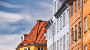 Udsigt over danske rækkehuse i en dansk by.