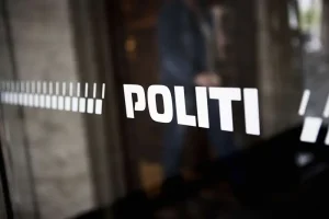 Dansk politilogo på glasdør.