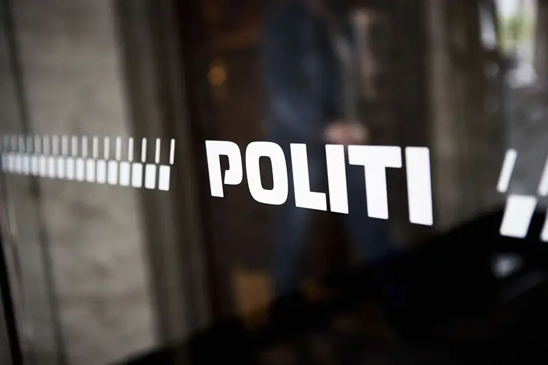 Dansk politilogo på glasdør.
