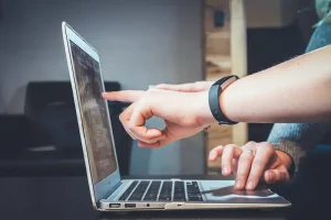 To personer, der arbejder ved en computer.